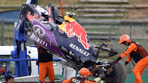 Kvyat's wrecked car is moved onto a truck after his crash in qualifying at the Japanese Grand Prix