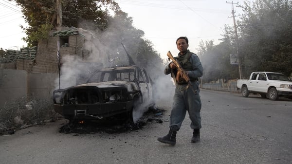 Afghan security forces make their way to the centre of Kunduz to regain control of the city