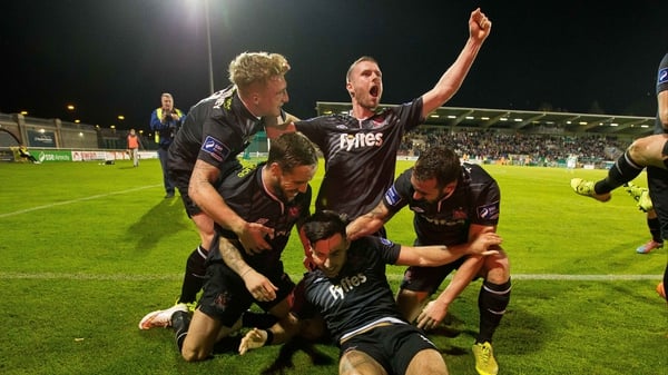 Dundalk players celebrate Richie Towell's goal