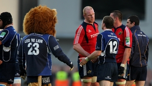 Paul O'Connell congratulates Gordon D'Arcy after the Heineken Cup semi-final defeat in 2009