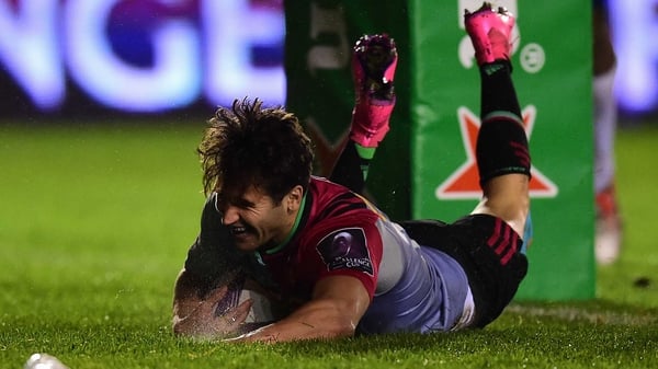 Ollie Lindsay-Hague of Harlequins dives over for a try