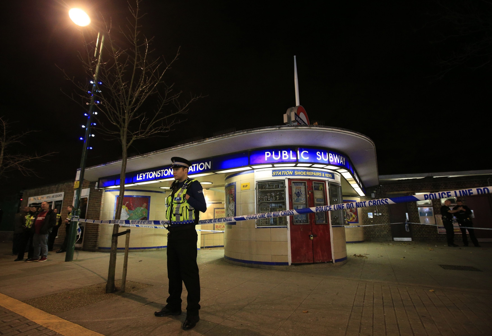 Has station. Лондонский метрополитен полис. Police Station in London. Палатки с полицейскими у метро. Зонд для полиции.