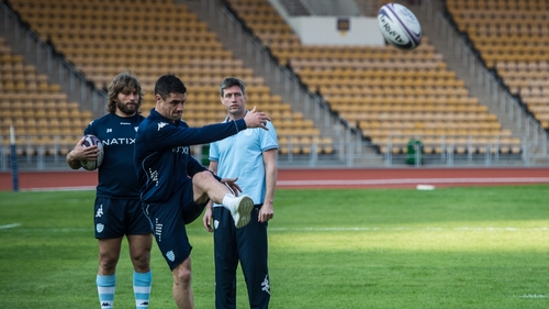 Ronan O'Gara watches on as Dan Carter practices his kicking with Racing 92