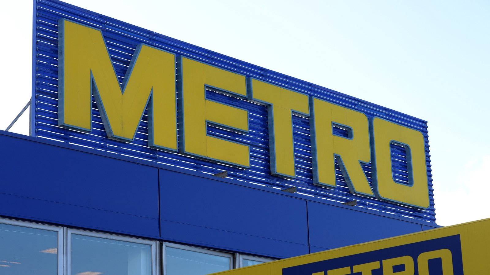 Метро торговый. Metro Cash and carry Германия. Метро вывеска магазин. Метро магазин логотип. Метро магазин картинки.