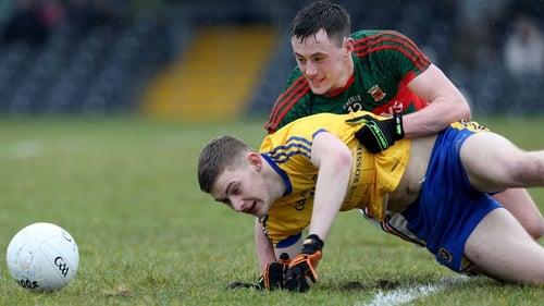 Mark Daley of Roscommon and Diarmuid O’Connor of Mayo
grapple for possession