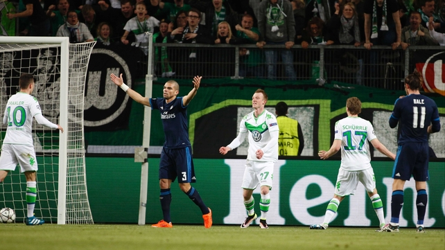 Maximilian Arnold celebrates Wolfsburg's second