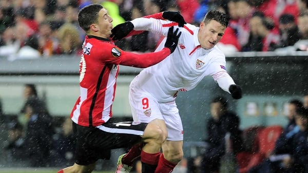 Athletic Bilbao's midfielder Oscar de Marcos (L) vies with Sevilla's Colombian forward Carlos Bacca