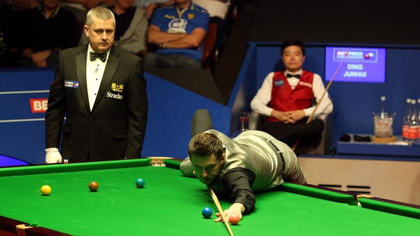 Mark Selby holds a 10-07 lead