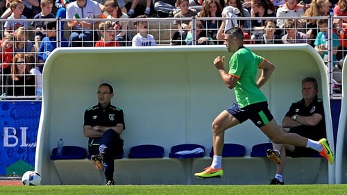 Martin O'Neill watches on as Jonathan Walters trains in the foreground