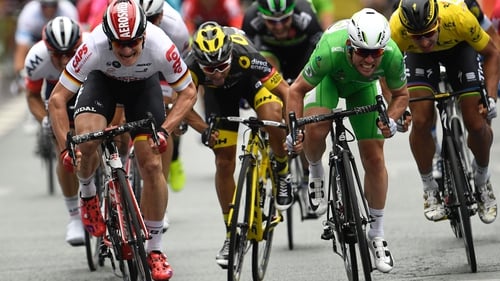 Mark Cavendish (2nd R) crosses the finish line ahead of Germany's Andre Greipel (L), France's Bryan Coquard (2nd L) and Slovakia's Peter Sagan (R)
