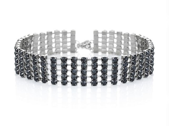 This crystal choker is ideal for a more elegant look