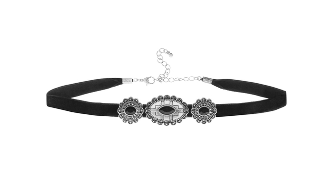 Simple choker for a casual day time look