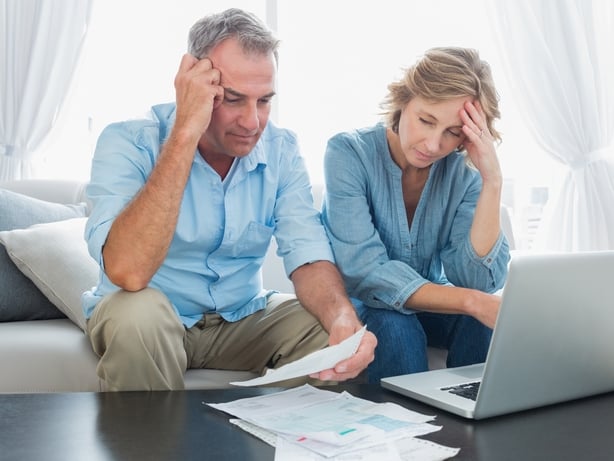 couple money worry