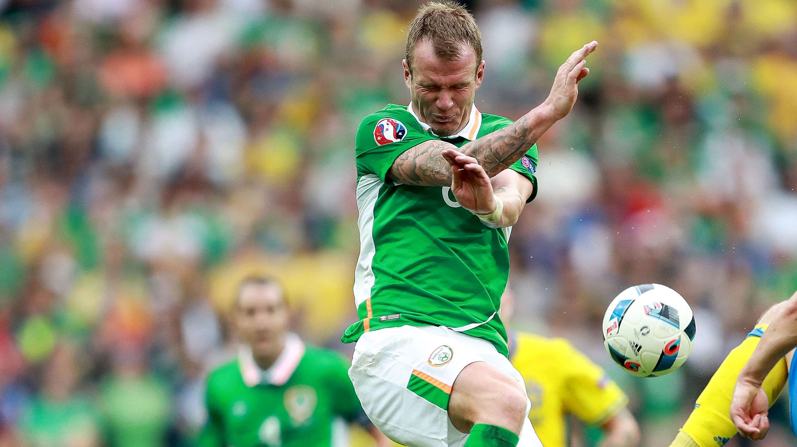 Ireland's Glenn Whelan signs new deal with Stoke