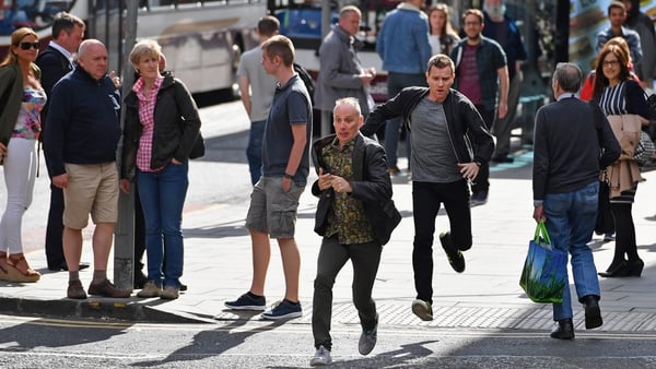 Ewan McGregor and Ewen Bremner recreating the Trainspotting run for T2