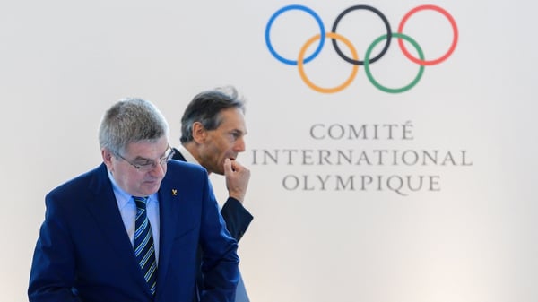 Thomas Bach (L) is talking with IOC members to get their views on how to handle the consequences of the pandemic.