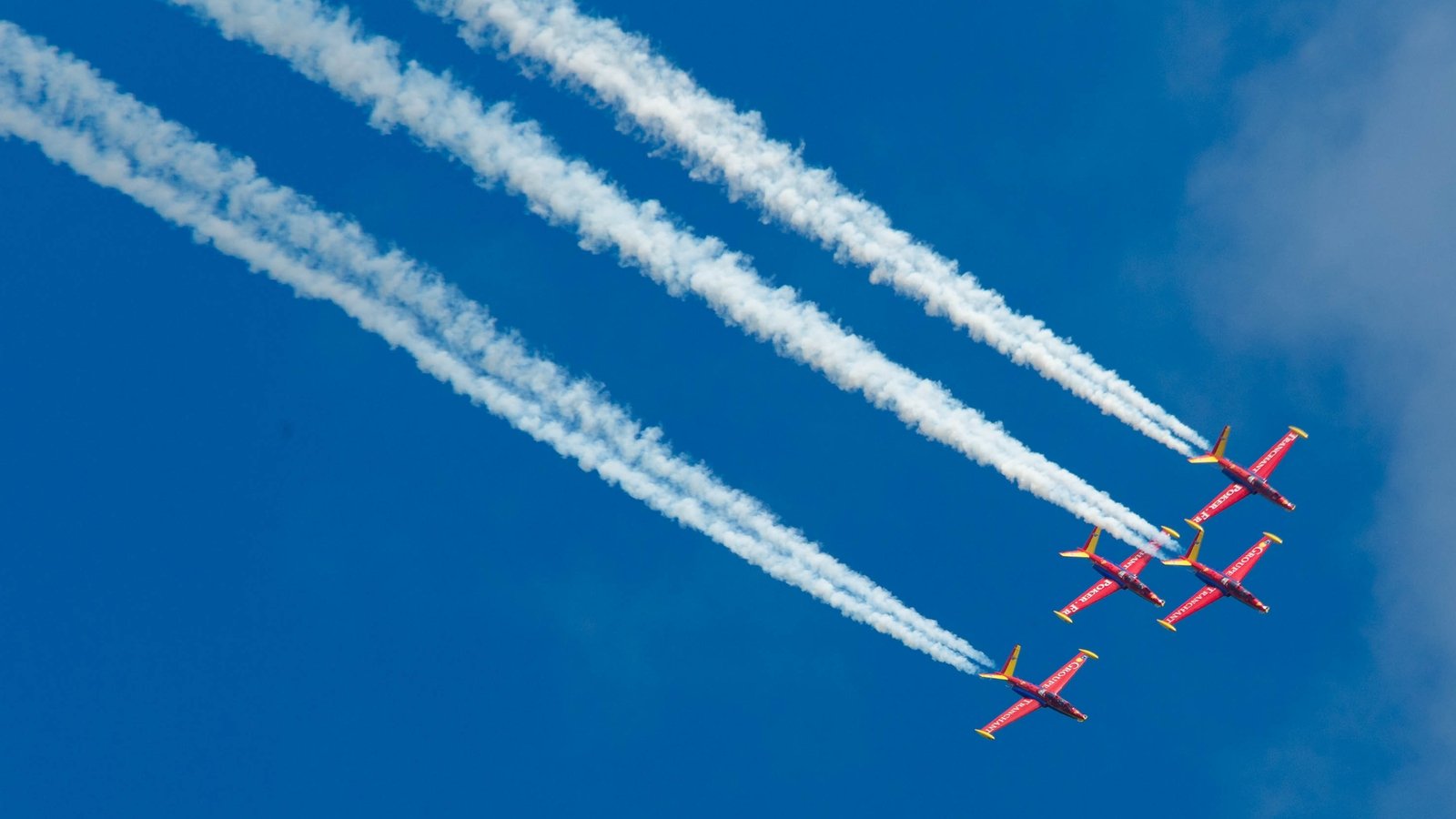 Thousands attend second day of Bray air show