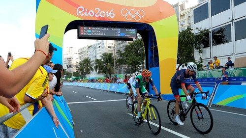 Dan Martin finishes alongside Chris Froome