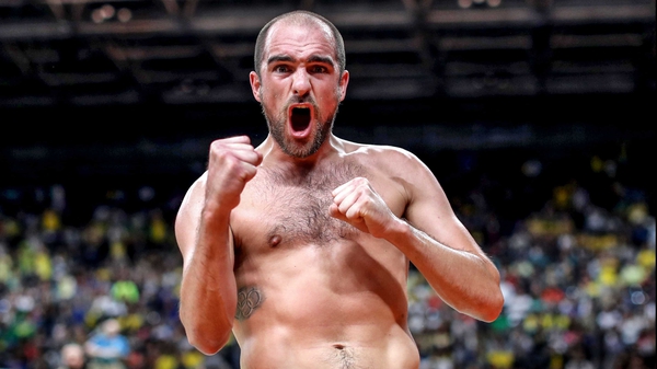 Scott Evans celebrates wildly after his win against Ygor Coelho de Oliveira