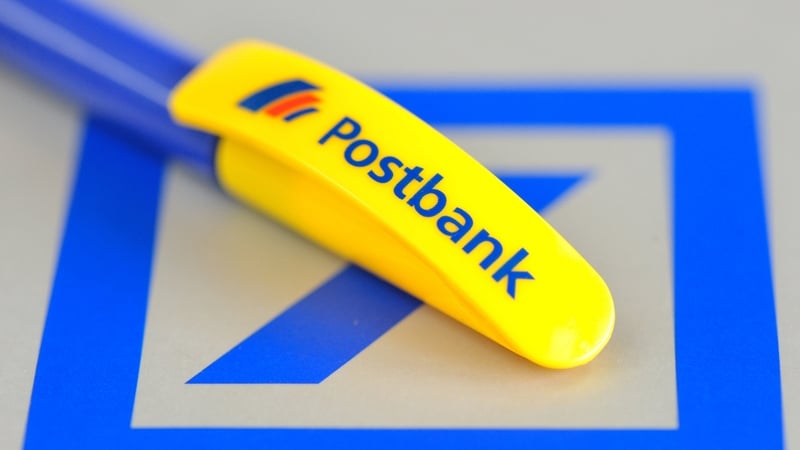 Críostóir Mac Cafraidh, Oifigeach Gaeilge An Post. Críostóir Mac Cafraidh, Oifigeach Gaeilge An Post.