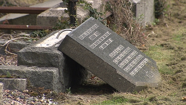 13 Jewish graves were damaged