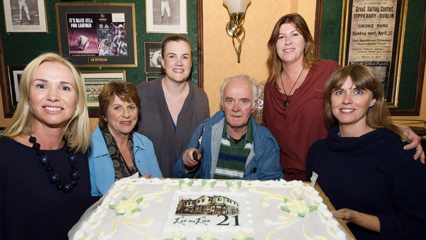 Actors who have been with Ros na Rún since the very first season celebrate the soap's milestone 21st Birthday in the pub Tigh Thaidhg. Máire Éilis Ní Fhlaithearta is at far left and Fionnuala Ní Fhlatharta on far right.