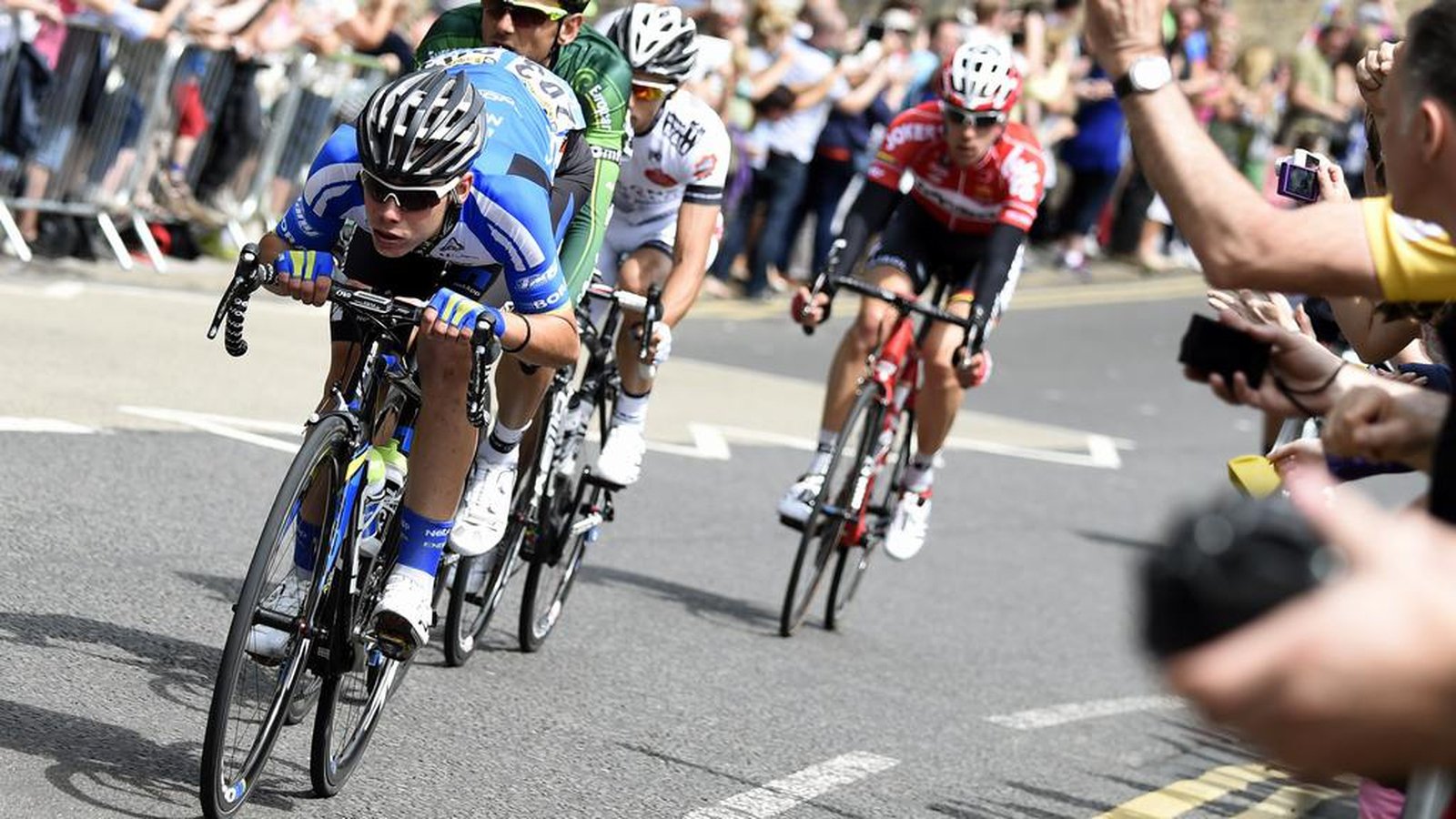 David de la Cruz takes stage win & red jersey