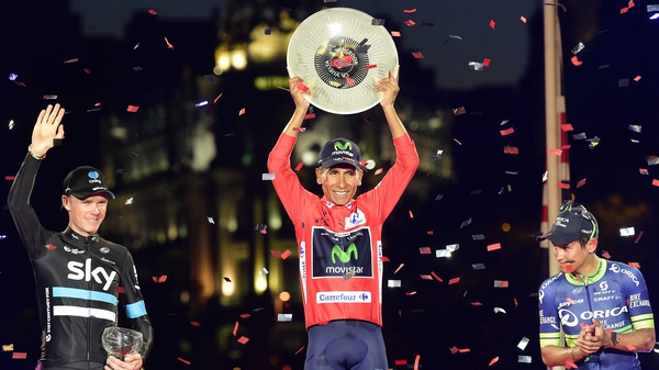 Nairo Quintana raises the trophy on the podium in Madrid