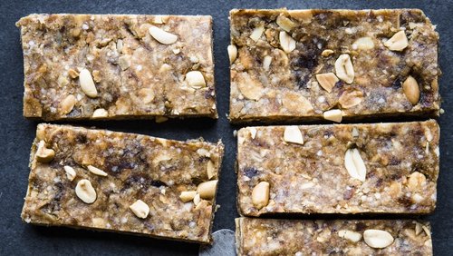 Quinola is an uber tasty, nutritious super-grain that can be used in a huge range of recipes. This week the people at Quinola are showing us how to make Peanut Butter Granola Bars!