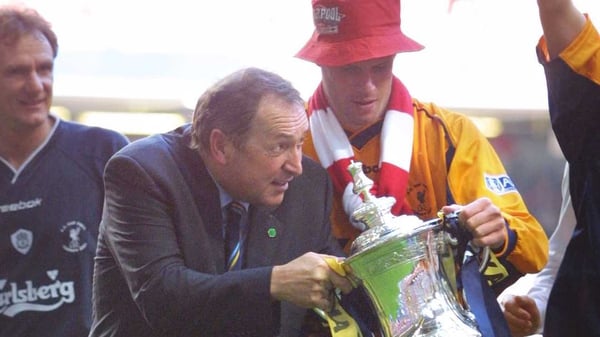 Gerard Houllier and Jamie Carragher with the 2001 FA Cup