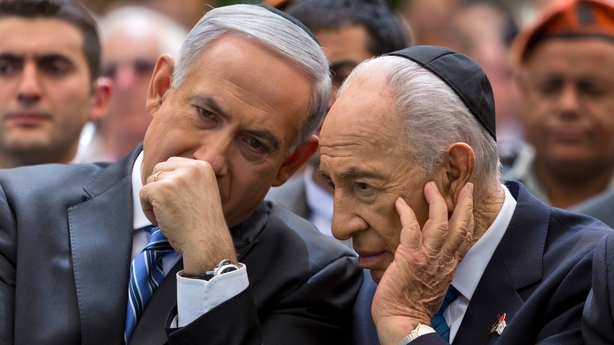 Benjamin Netanyahu (L) speaks to Shimon Peres in 2013