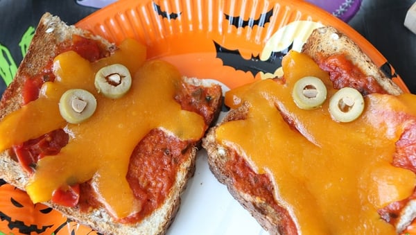 This Healthy Halloween Ghost Toast is a healthy alternative to get something savoury into the kids this Halloween before they head out Trick or Treating!