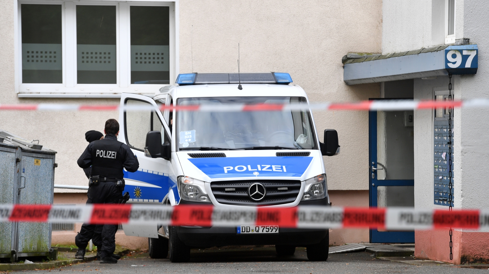 German police storm second flat over bomb plot