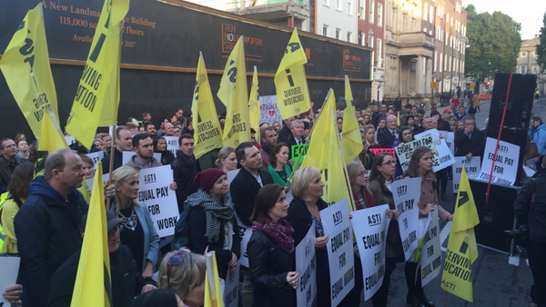ASTI members demonstrated outside Leinster House this evening
