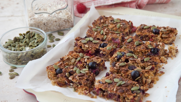 To celebrate National Porridge Week we're trying out Aveen Bannon's blueberry oat breakfast bars! Pop them into the kid's lunchboxes or grab one for yourself when you're on the go!