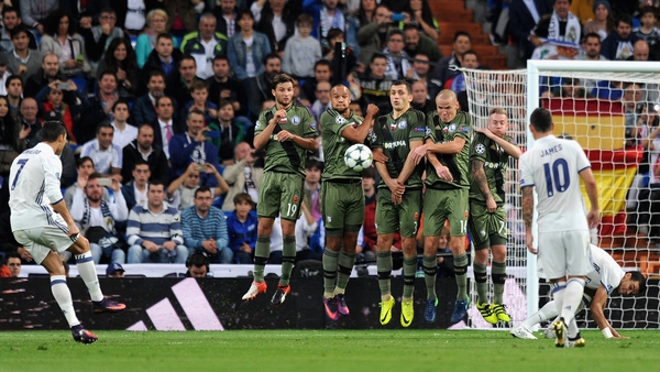 Cristiano Ronaldo takes a freekick for Real Madrid