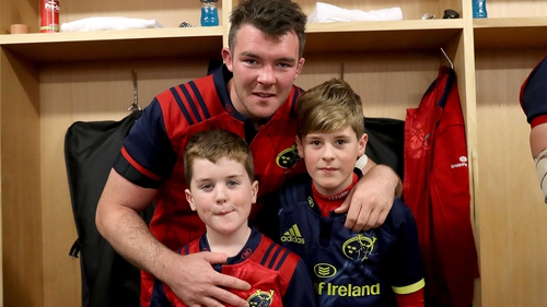 Munster's Peter O'Mahony with Anthony Foley's sons Tony (r) and Dan