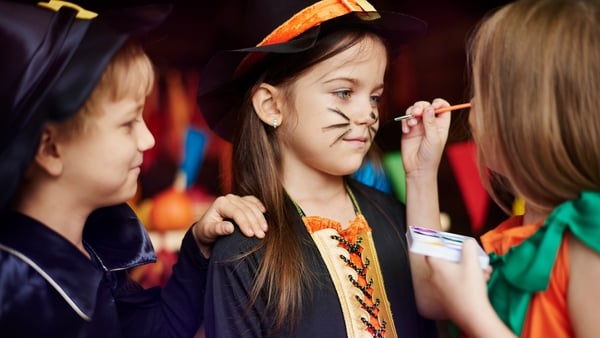 Another Halloween means another stressful time of trying to either think up a costume or trying to fashion whatever the kids want out of clothes we already have at home. An easy way to get around this is face painting, and here are 5 of the easiest ones.