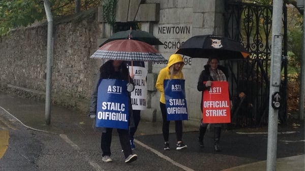 Teachers picket outside the Newtown School in Waterford