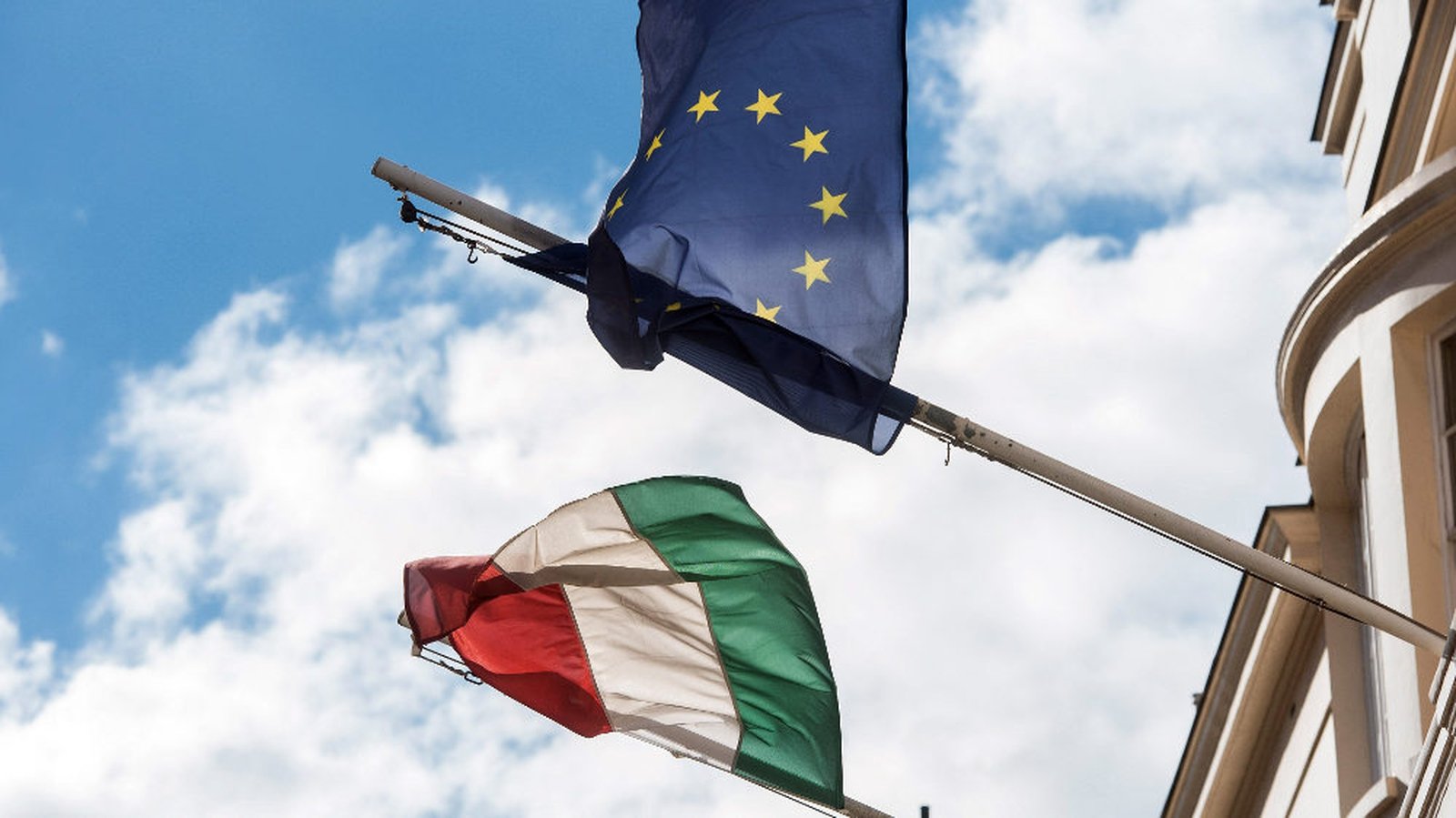 Венгрия против россии. Европейский Союз Венгрия. Флаг Венгрии и ЕС. Венгрия против ЕС. Евросоюз против Венгрии.