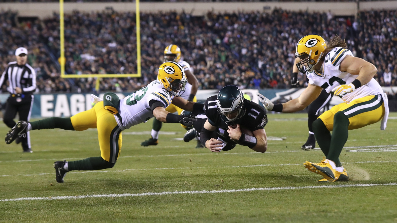 Aaron Rodgers throws for 313 yards as Packers beat the Eagles, 27