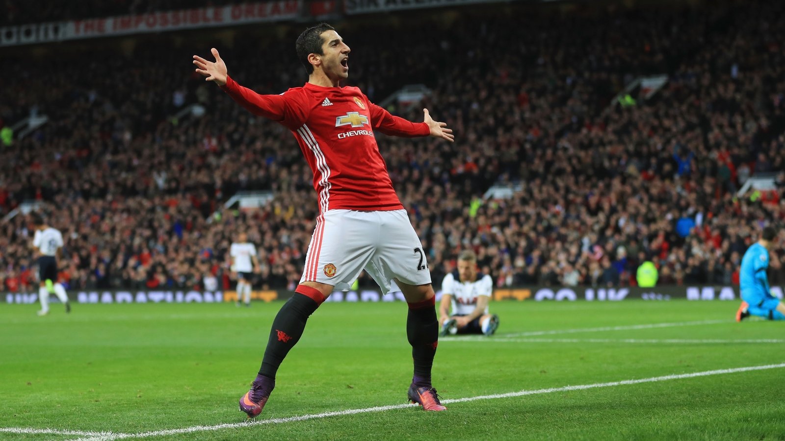 Mkhitaryan scores, gets hurt as Man United beats Spurs 1-0