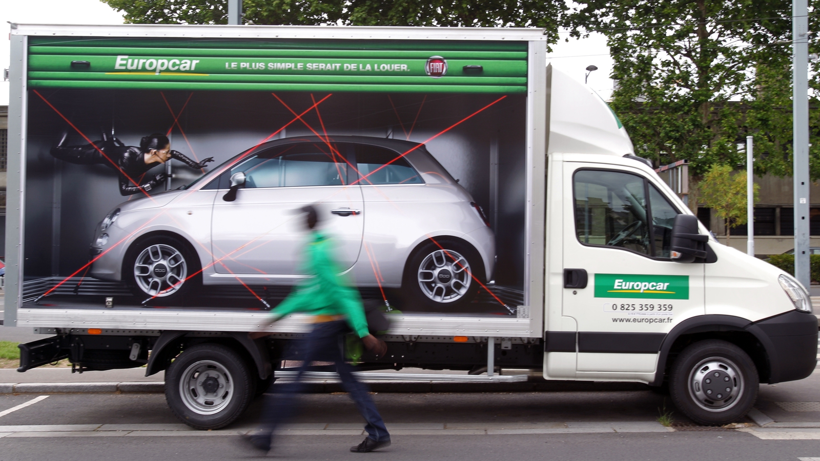 Фургон с рекламой кракена. Europcar rent a car reklama.