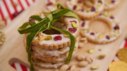 Christmas Wreath Biscuits by Eva Lawes