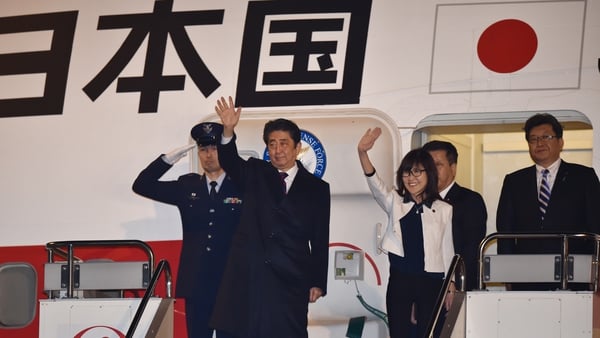 Shinzo Abe boards a flight from Tokyo to Hawaii