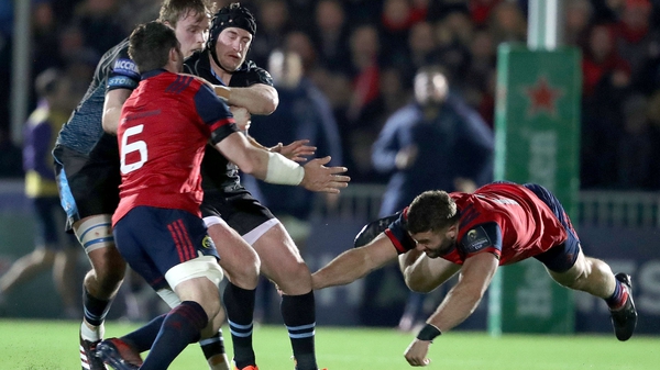 Munster's Jaco Taute (r) tackles Stuart Hogg of Glasgow Warriors