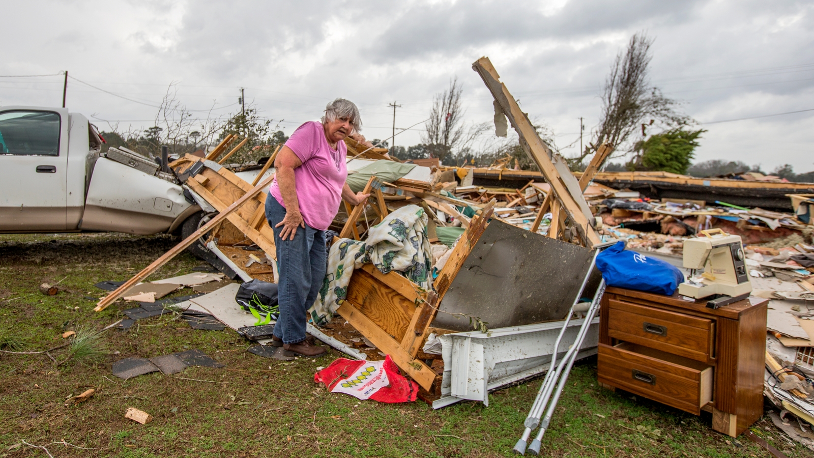 16 people killed in powerful US storms