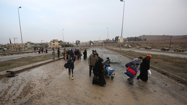 Iraqi families fleeing an IS-controlled neighbourhood arrive to the Arabi neighbourhood north of Mosul