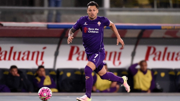 Mauro Zarate in action for Fiorentina 