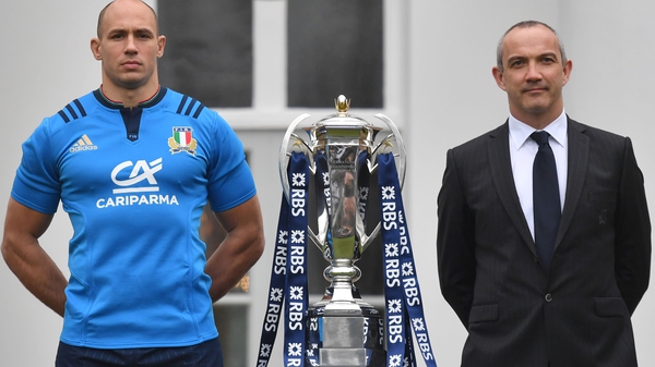 Italy captain Sergio Parisse (L) and coach Conor O'Shea pose with the Six Nations Trophy